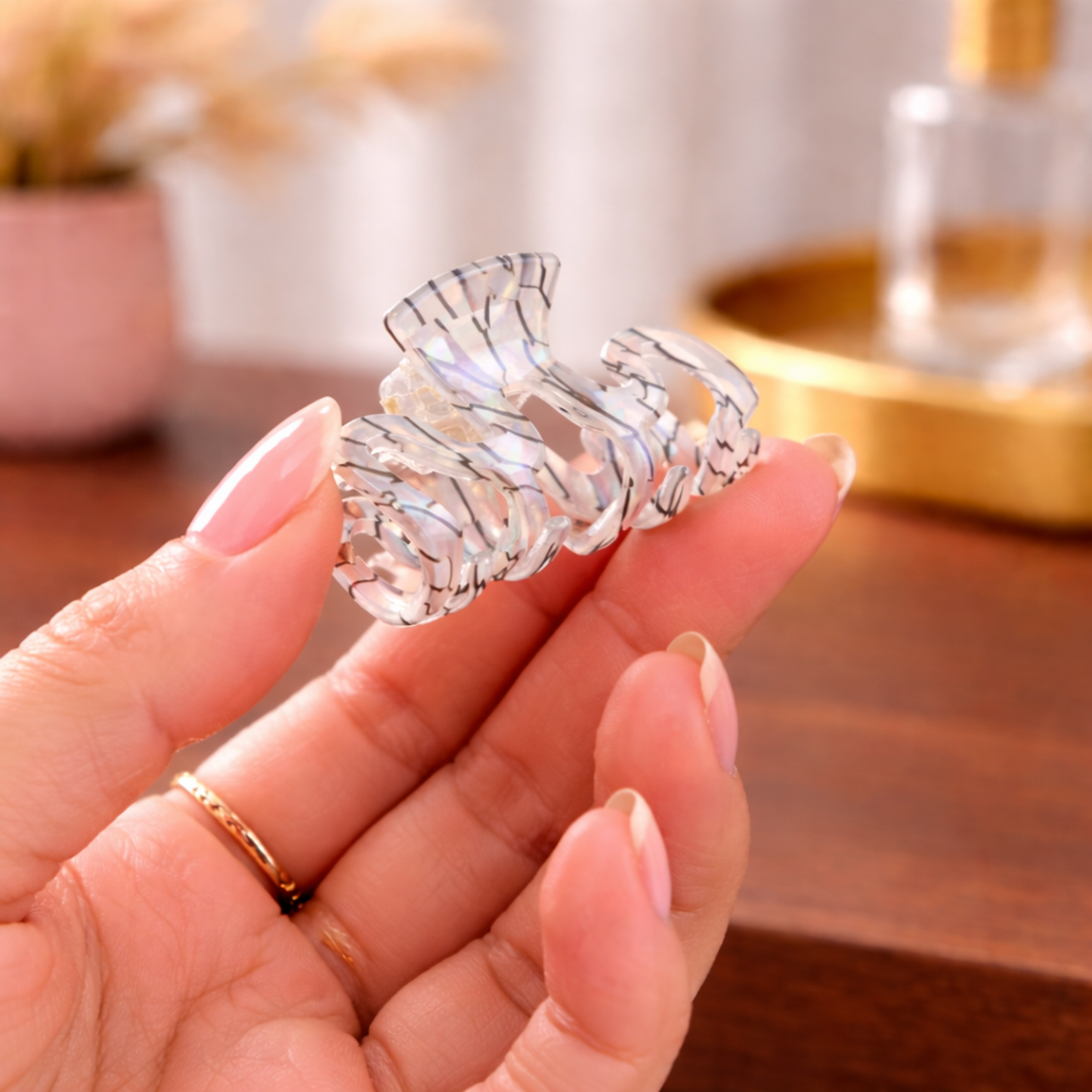 Premium Marble Acrylic Wavy Hair Claw Clip – Glossy Anti-Slip Elegant Hair Accessory for Women